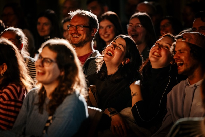 Gruppe von Gästen, die gemeinsam laut lachen