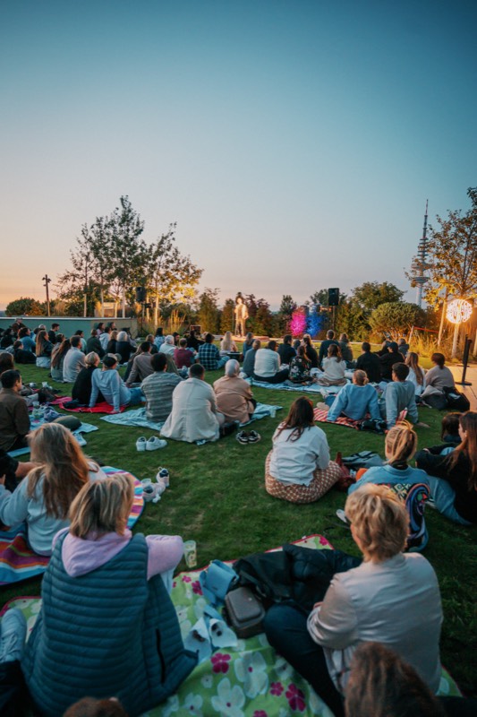 Open-Air-Show im Sonnenuntergang, Publikum auf der Wiese
